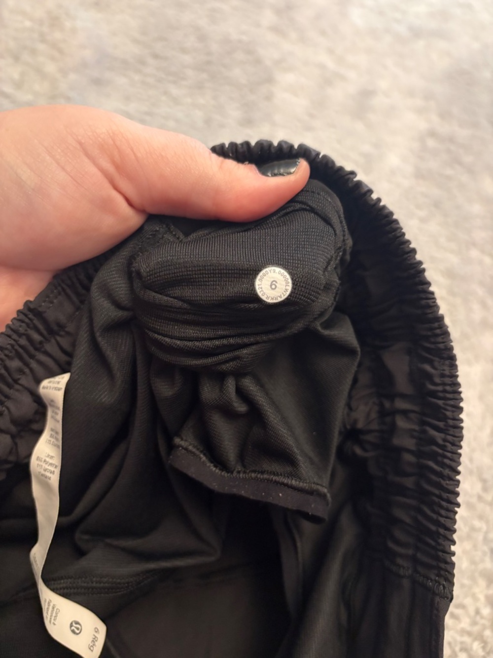Lululemon 2.5" Black Hotty Hot Shorts Size 6 - Picture 7 of 7